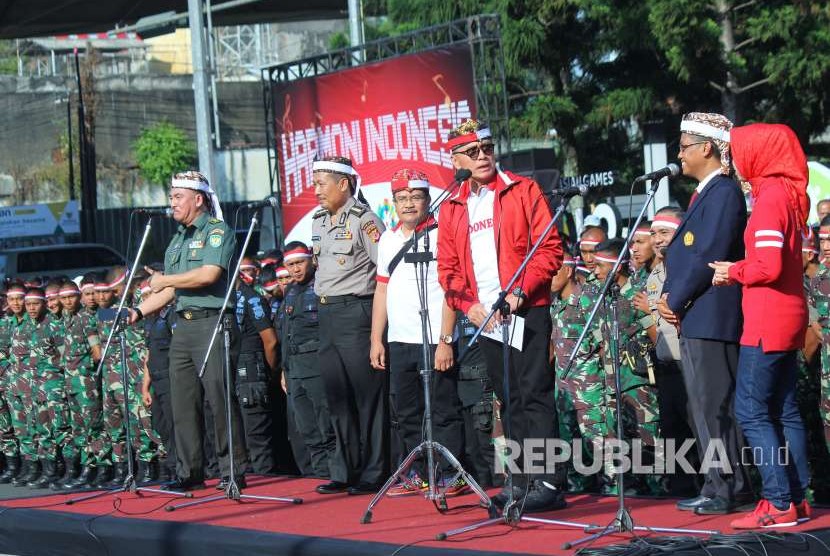 Penjabat Gubernur Jawa Barat M Iriawan memberikan sambutan di depan ribuan peserta yang terdiri dari TNI, Polri, mahasiswa dan masyarakat pada acara Harmoni Indonesia, di Car Free Day (CFD) Dago, Kota Bandung, Ahad (5/8).