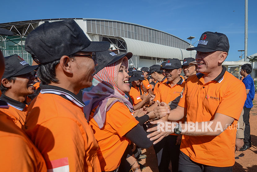 Penjabat Gubernur Jawa Barat M. Iriawan menyalami petugas pengawas pemilihan umum (Pemilu) saat memimpin apel siaga di Sport Center Arcamanik, Bandung, Jawa Barat, Sabtu (23/6). 