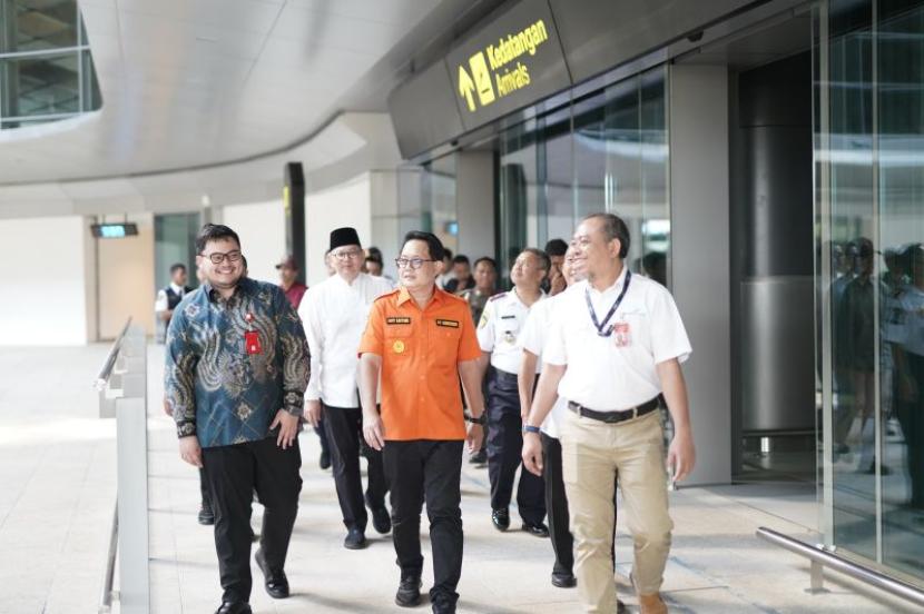 Penjabat Gubernur Jawa Timur (Jatim), Adhy Karyono meninjau Bandara Dhoho Kediri