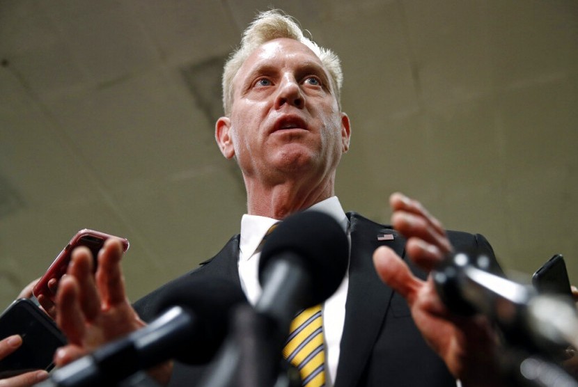 Penjabat Menteri Pertahanan Amerika Serikat (AS), Patrick Shanahan berbicara kepada wartawan di Capitol Hill di Washington, Selasa (21/5).