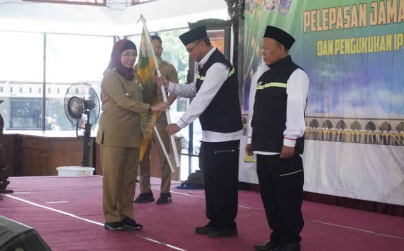 Penjabat (Pj) Bupati Batang Lani Dwi Rejeki secara resmi melepas keberangkatan 708 jamaah haji ke tanah suci tahun 2023 di Pendopo Kabupaten Batang, Selasa (23/5/2023).