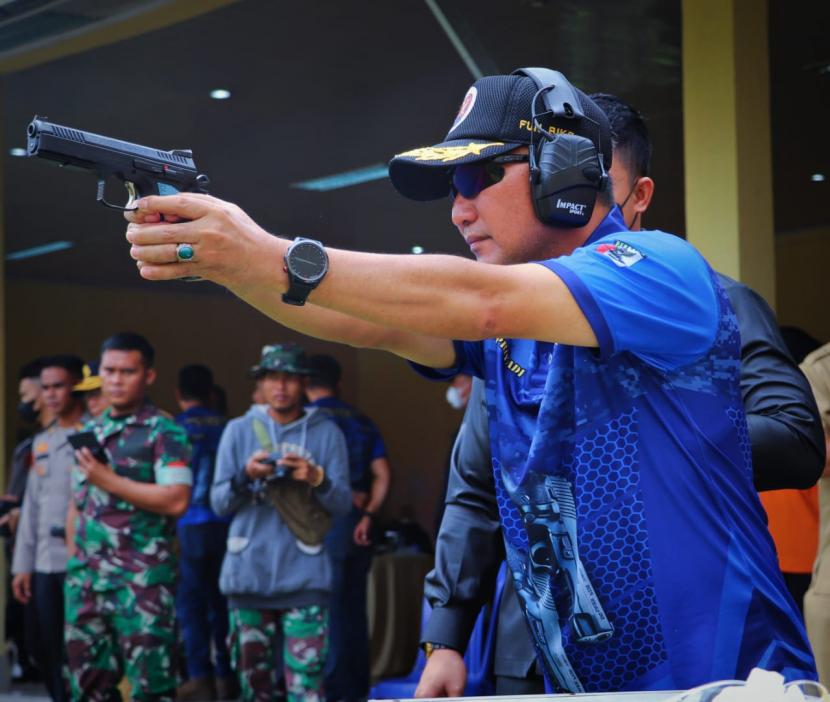 Penjabat (Pj) Bupati Musi Banyuasin (Muba) Apriyadi menunjukan kemampuan menembaknya pada kejuaraan Menembak Executive dan Umum.