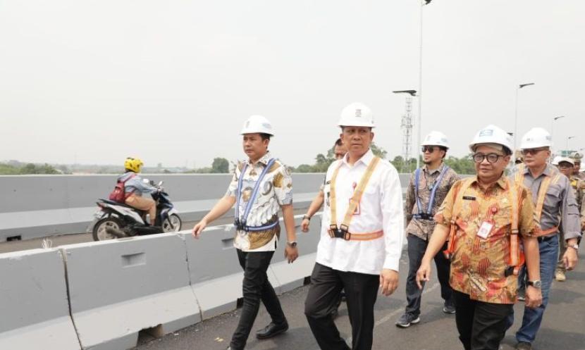 Penjabat (Pj) Bupati Tangerang Andi Ony Prihartono meninjau flyover Cisauk.