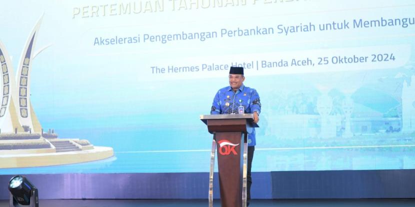 Penjabat (Pj) Gubernur Aceh, Dr. H. Safrizal ZA, M.Si, saat memberikan sambutan pada Pertemuan Tahunan Perbankan Syariah 2024. 