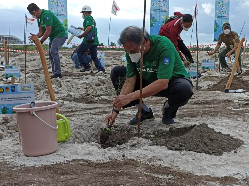 Penjabat (Pj) Gubernur Bangka Belitung (Babel) Ridwan Djamaluddin melakukan penghijauan di lahan bekas penambangan bijih timah di Kota Pangkalpinang, Provinsi Babel pada Senin (20/6/2022) sore.
