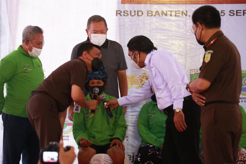 Penjabat (Pj) Gubernur Banten Al Muktabar hadir dalam Penutupan Operasi Katarak dan Hernia di halaman Kantor Kejaksaan Tinggi Banten, Kota Serang, Ahad (25/9/2022).