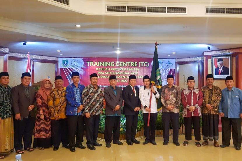 Penjabat (Pj) Gubernur Banten Al Muktabar melepas Kafilah Provinsi Banten pada Musabaqah Tilawatil Qur