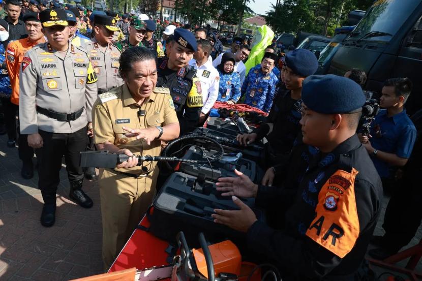 Penjabat (Pj) Gubernur Banten Al Muktabar memimpin Apel Gelar Pasukan dan Peralatan SAR dalam rangka Kesiapan Penanganan Bencana Alam di Wilayah Provinsi Banten Tahun 2023 di Alun-alun Barat Kota Serang, Selasa (19/12/2023). 
