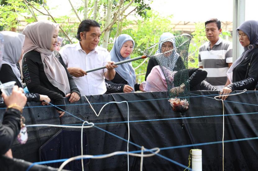 Penjabat (Pj) Gubernur Banten Al Muktabar mengajak masyarakat untuk gemar memakan ikan.