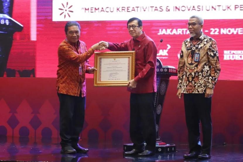 Pemprov Banten menerima Penghargaan Pendaftaran Hak Kekayaan Intelektual dari Kemenkumham.