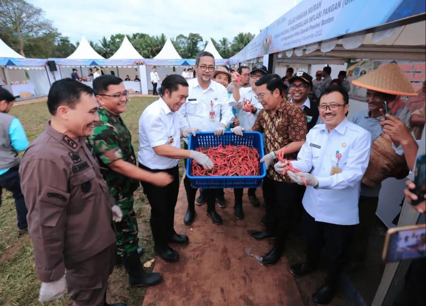 Penjabat (Pj) Gubernur Banten Al Muktabar usai Panen Cabai Merah Bersama dalam Gerakan Nasional Pengendalian Inflasi Pangan (GNPIP).