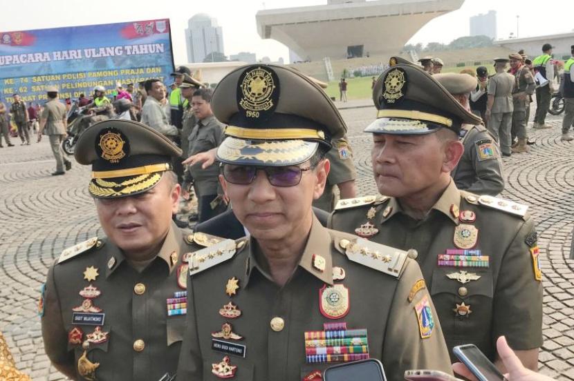 Penjabat (Pj) Gubernur DKI Jakarta Heru Budi Hartono dalam Peringatan Hari Ulang Tahun Satpol PP ke-74 dan Satuan Perlindungan Masyarakat ke-62 DKI Jakarta di Monumen Nasional, Jakarta Pusat, Jumat (17/5/2024).