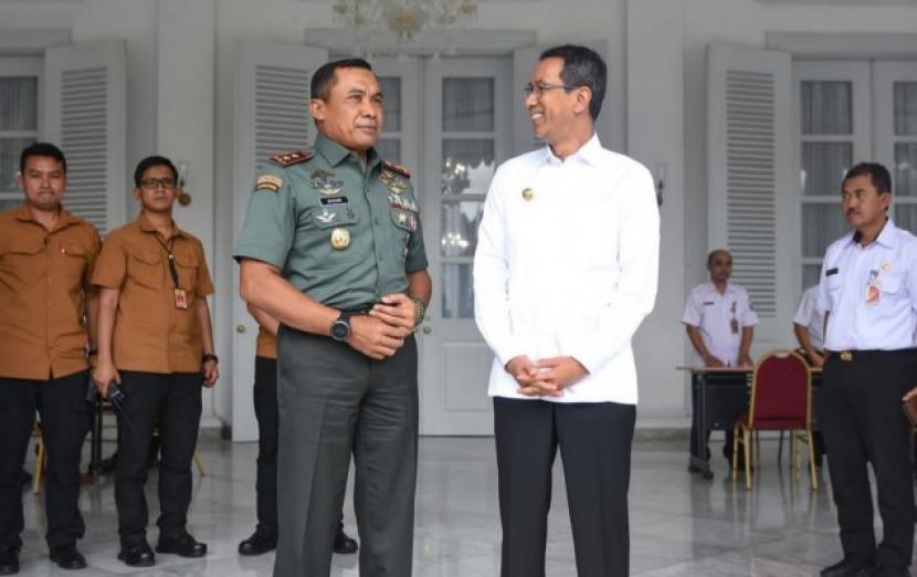 Penjabat (Pj) Gubernur DKI Jakarta, Heru Budi Hartono menerima kunjungan Panglima Kodam (Pangdam) Jaya Mayjen Mohamad Hasan di Balai Kota DKI, Jakarta Pusat pada Rabu (29/3/2023).
