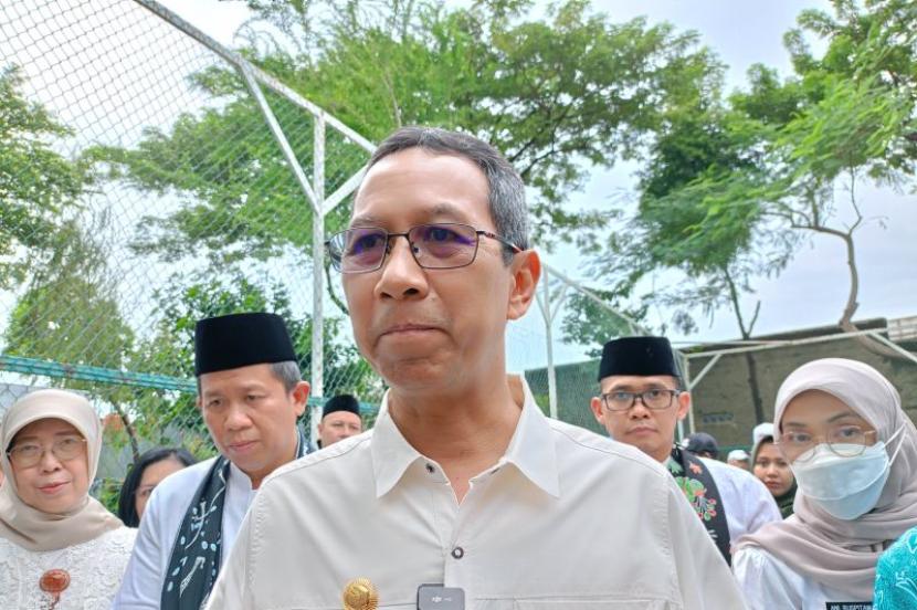 Penjabat (Pj) Gubernur DKI Jakarta Heru Budi Hartono usai mengunjungi RPTRA Intiland Teduh di Cilincing, Jakarta Utara, Jumat (15/3/2024).