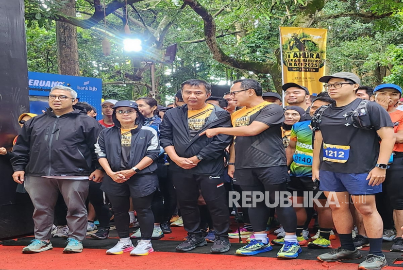 Penjabat (Pj) Gubernur Jabar Bey Machmudin melakukan flag off, Tahura Trail Running Race (TTRR), Ahad (26/1/2025). 