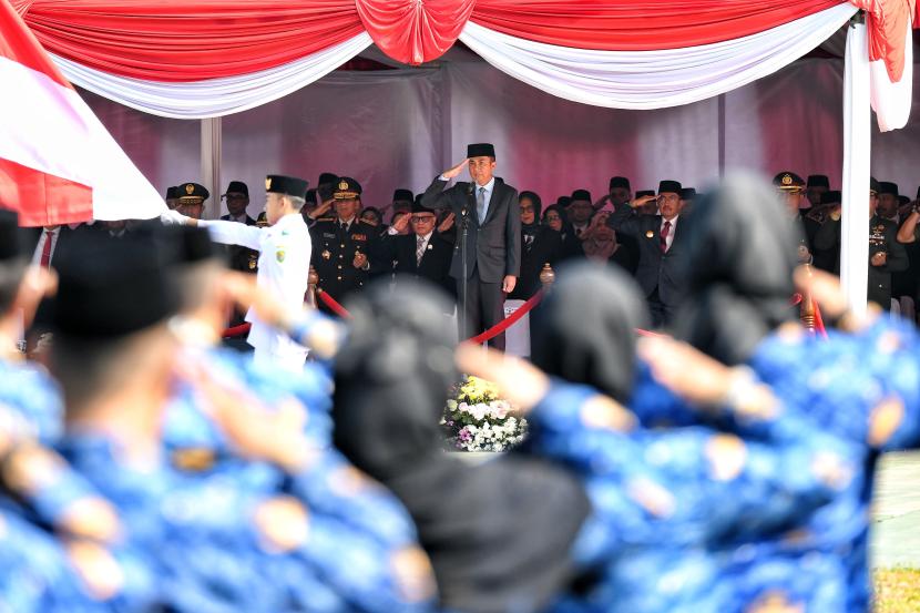 Penjabat (Pj) Gubernur Jabar Bey Machmudin menjadi Pembina Upacara Peringatan Hari Sumpah Pemuda ke - 96 Tingkat Provinsi Jabar, di Lapangan Panahan Kawasan Stadion Jalak Harupat, Kabupaten Bandung, Senin (28/10/2024)