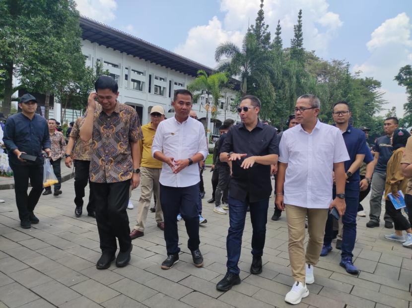 Penjabat (Pj) Gubernur Jawa Barat, Bey Machmudin dan Kepala Bapenda Jabar, Dedi Taufik di GIIAS Bandung.