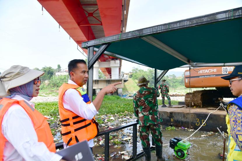 Penjabat (Pj) Gubernur Jawa Barat Bey Machmudin memantau langsung pembersihan sungai Citarum