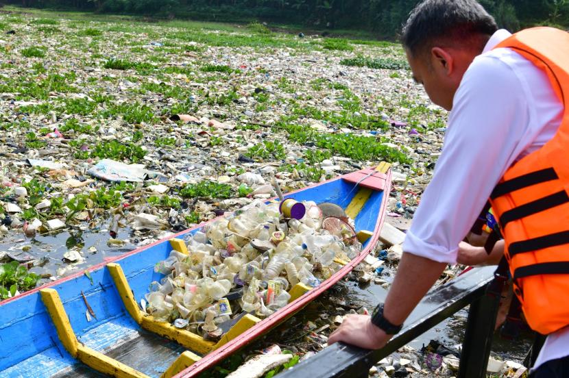 Penjabat (Pj) Gubernur Jawa Barat Bey Machmudin meninjau tumpukan sampah di aliran Sungai Citarum tepatnya di bawah jembatan Babakan Sapaan, Kecamatan Batujajar, Kabupaten Bandung Barat, Rabu (12/6/2024). 