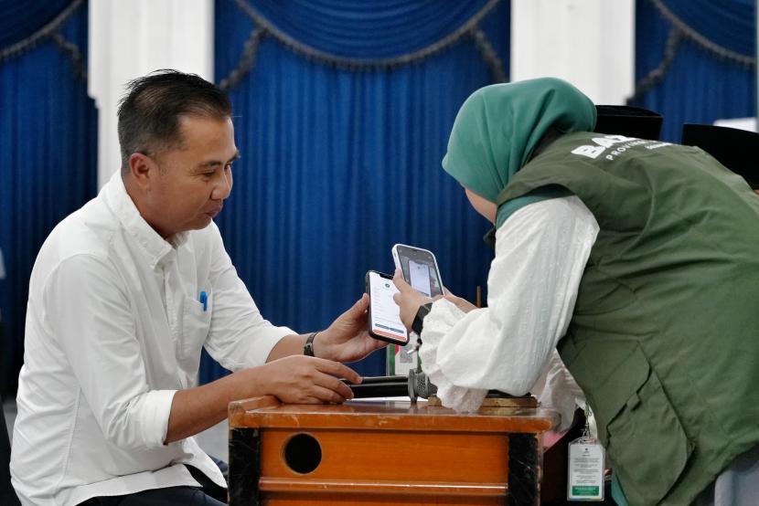 Penjabat (Pj) Gubernur Jawa Barat Bey Machmudin menunaikan zakat melalui Baznas Provinsi Jabar, di Gedung Sate, Kamis (26/3/2024).