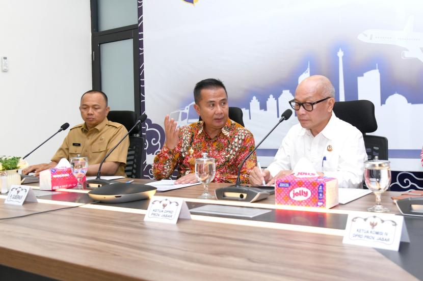 Penjabat (Pj) Gubernur Jawa Barat Bey Machmudin pun memimpin rapat koordinasi (Rakor) dan evaluasi terkait rencana pembangunan Bus Rapid Transit (BRT) Bandung Raya di Area Terminal Leuwipanjang, Kota Bandung, Senin (21/10/2024). 