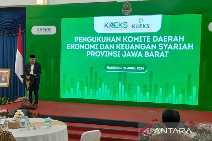 Penjabat (Pj) Gubernur Jawa Barat Bey Triadi Machmudin memberikan sambutan dalam pengukuhan dan pelantikan Komite Daerah Ekonomi dan Keuangan Syariah (KDEKS) Provinsi Jawa Barat di Gedung Sate Bandung, Selasa (23/4/2024). ()