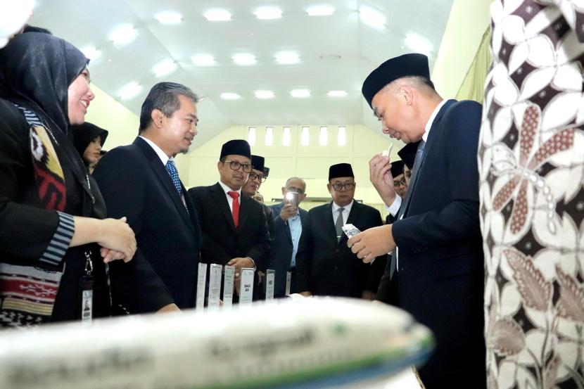 Penjabat (Pj) Gubernur Jawa Barat (Jabar) Bey Machmudin mengetes makanan yang akan diberikan ke jamaah haji