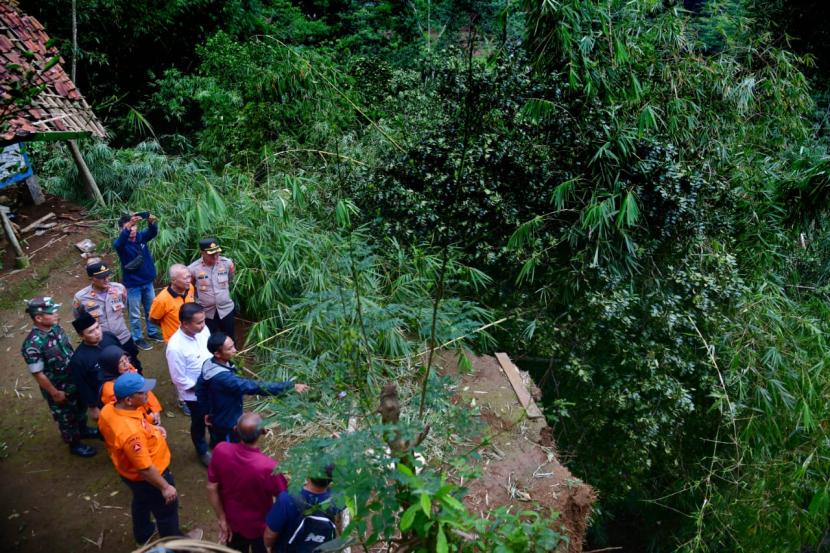 Penjabat (Pj) Gubernur Jawa Barat (Jabar) Bey Machmudin meninjau lokasi terdampak bencana tanah longsor di Kampung Cikadongdong, Desa Neglasari, Kecamatan Salawu, Kabupaten Tasikmalaya, Selasa (2/7/2024).