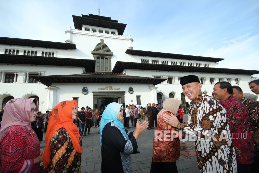 Penjabat (Pj) Gubernur Jawa Barat Komjen Pol M Iriawan bersalaman dengan para pegawai di Lingkungan Setda Provinsi Jawa Barat, pada Apel Pagi dan Halal Bihalal, di halaman Gedung Sate, Kota Bandung, Kamis (21/6).