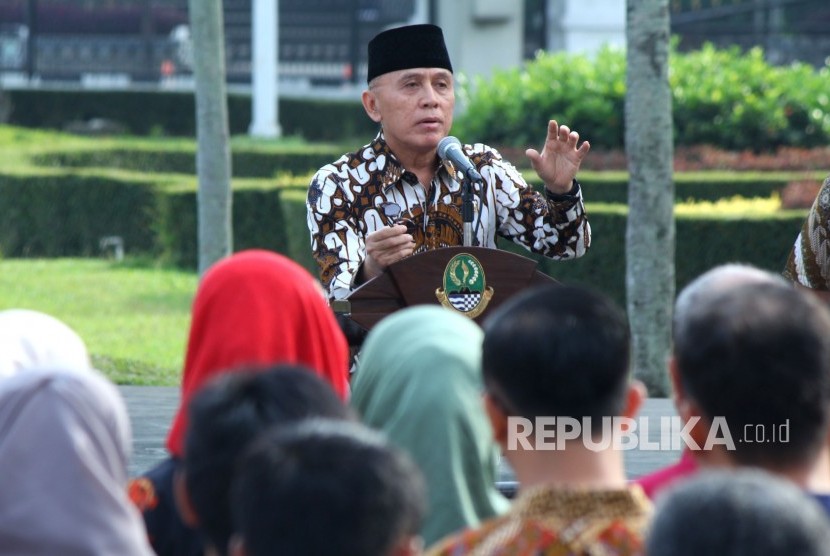 Penjabat (Pj) Gubernur Jawa Barat Komjen Pol M Iriawan memberikan arahan kepada para pegawai di Lingkungan Setda Provinsi Jawa Barat, saat Apel Pagi dan Halal Bihalal, di halaman Gedung Sate, Kota Bandung, Kamis (21/6).