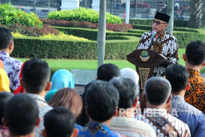 Penjabat (Pj) Gubernur Jawa Barat Komjen Pol M Iriawan memberikan arahan kepada para pegawai di Lingkungan Setda Provinsi Jawa Barat, saat Apel Pagi dan Halal Bihalal, di halaman Gedung Sate, Kota Bandung, Kamis (21/6).