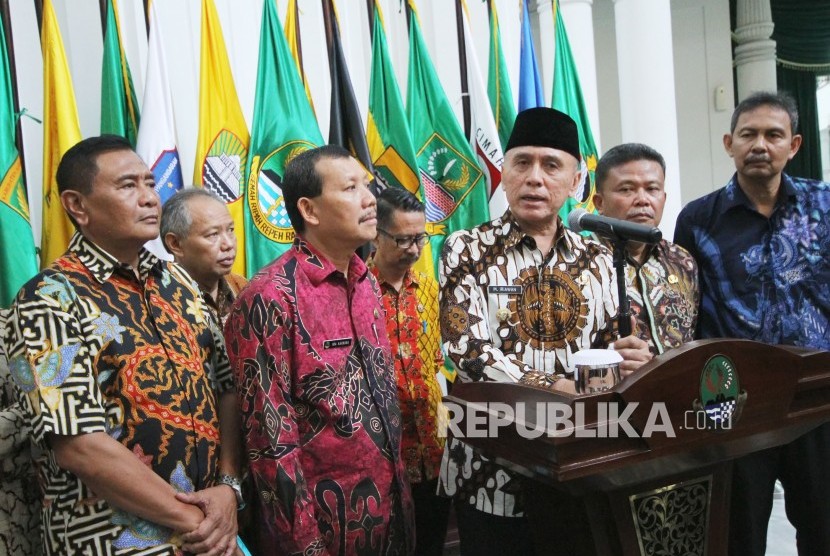 Penjabat (Pj) Gubernur Jawa Barat Komjen Pol M Iriawan menjawab pertanyaan wartawan usai Apel Pagi dan Halal Bihalal, di Gedung Sate, Kota Bandung, Kamis (21/6).