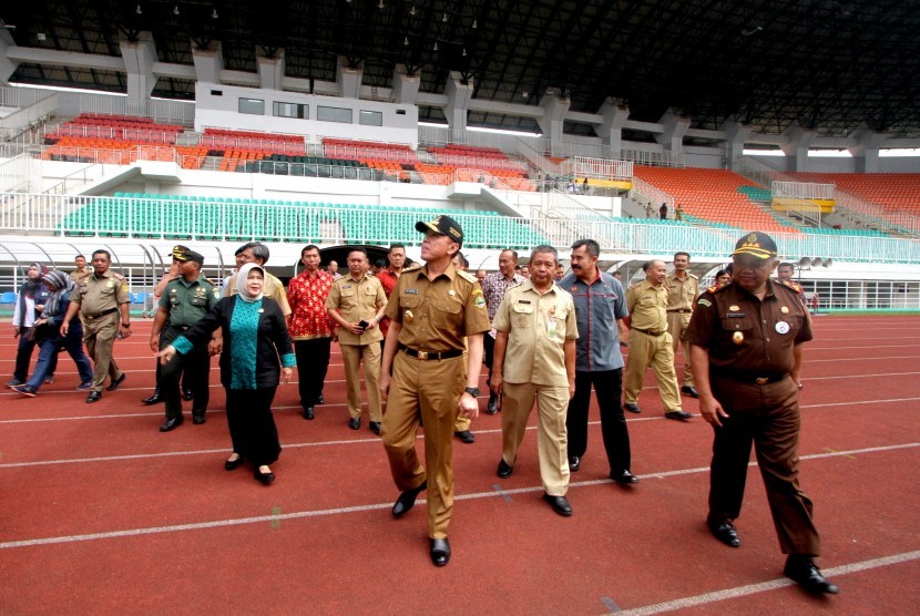 Penjabat (Pj) Gubernur Jawa Barat M.Iriawan (tengah) didampingi Bupati Bogor Nurhayanti (kelima kiri) beserta Muspida Jabar dan Kabupaten Bogor saat meninjau Venue Asian Games Cabang Olahraga sepak bola di Stadion Pakansari, Cibinong, Kabupaten Bogor, Jawa Barat, Selasa (10/7). 