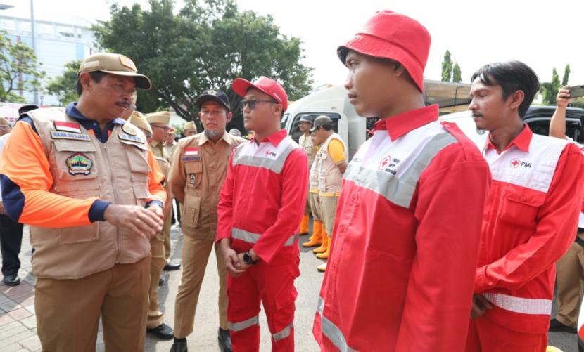   Penjabat (Pj) Gubernur Jawa Tengah, Nana Sudjana, saat mengecek kesiapan personel dan peralatan pendukung penanganan kebencanaan.
