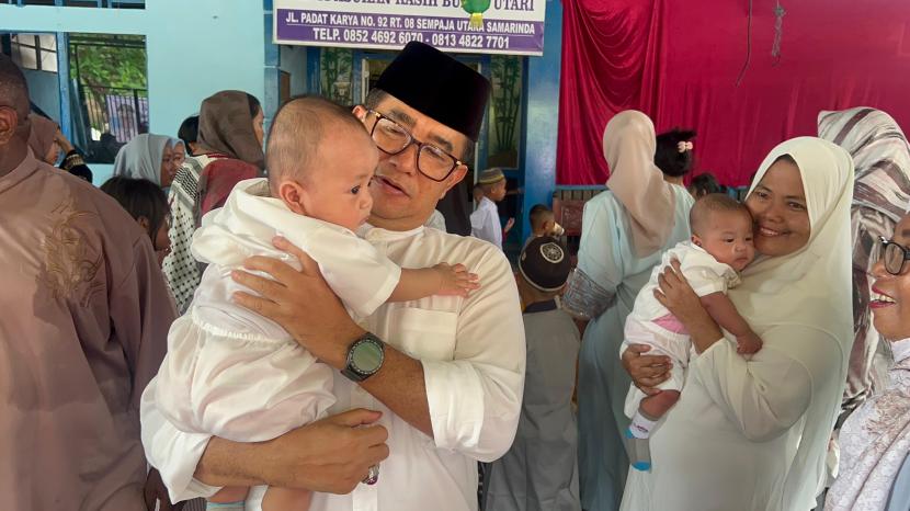 Penjabat (Pj) Gubernur Kalimantan Timur (Kaltim) Akmal Malik bersama keluarga mengunjungi panti asuhan saat Lebaran, Rabu (10/4/2024).