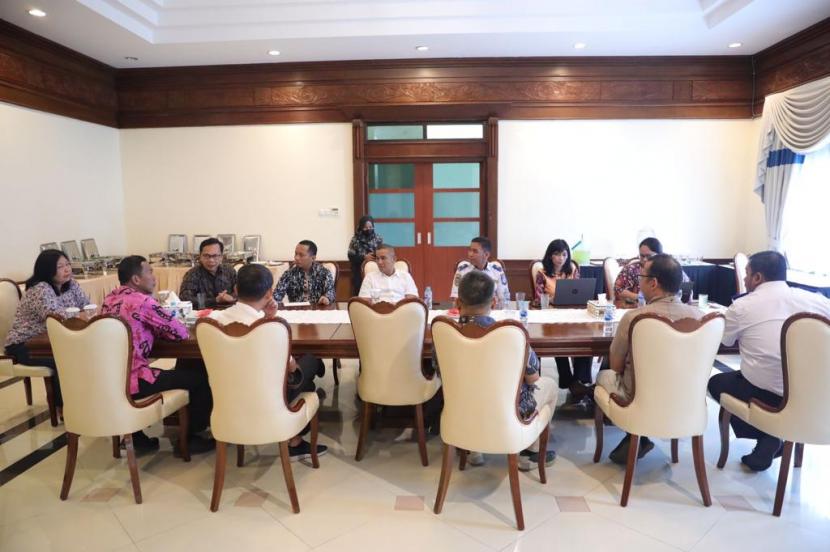 Penjabat (Pj) Gubernur Kep Babel, Suganda Pandapotan Pasaribu saat melakukan pembahasan terkait acara Pertemuan Ombudsman tingkat Internasional.
