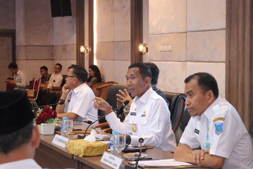 Penjabat (Pj) Gubernur Kepulauan Bangka Belitung (Babel), Suganda Pandapotan Pasaribu pimpin High Level Meeting Tim Pengendali Inflasi Daerah (TPID) Provinsi Babel