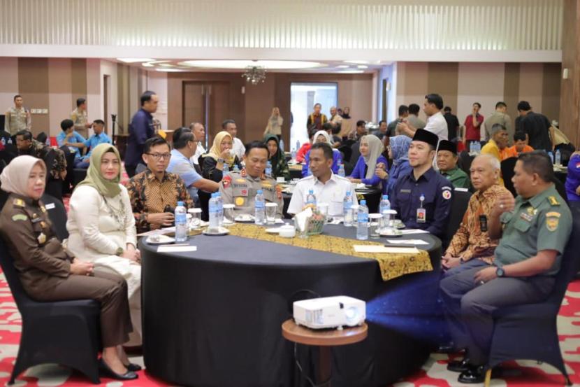 Penjabat (Pj) Gubernur Kepulauan Bangka Belitung (Babel) Suganda Pandapotan Pasaribu, menghadiri kegiatan Penandatanganan Komitmen Bersama Untuk Mewujudkan Pemilu Damai 2024.