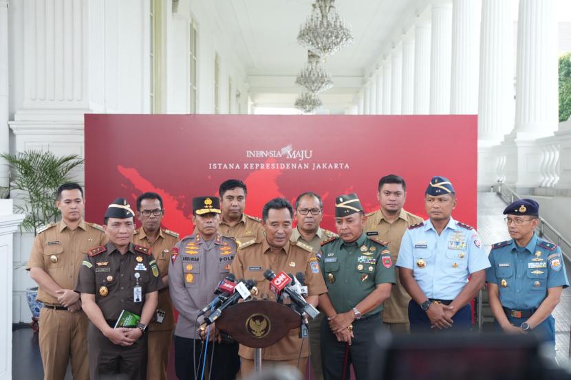 Penjabat (Pj) Gubernur Sulawesi Selatan, Bahtiar Baharuddin (tengah) bersama Forkopimda Sulsel di Kompleks Istana Kepresidenan, Jakarta Pusat, Selasa (27/2/2024).