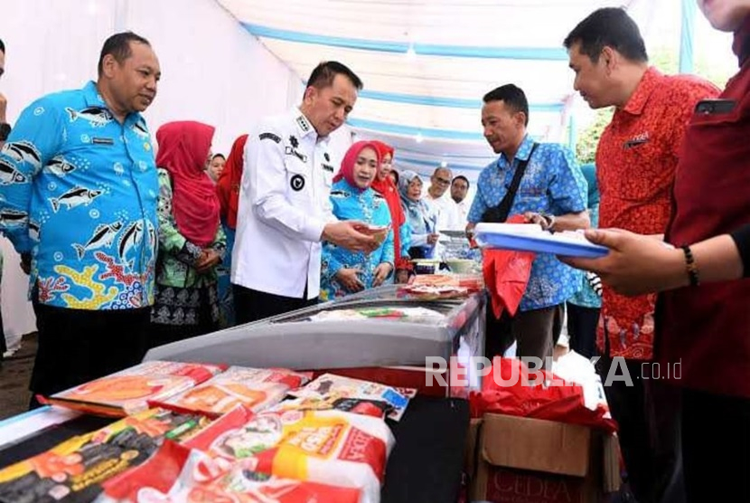  Penjabat (Pj) Gubernur Sumatera Utara, Agus Fatoni saat menghadiri kegiatan Gemarikan di Halaman Belakang Kantor Gubernur (eks Medan Club), Medan