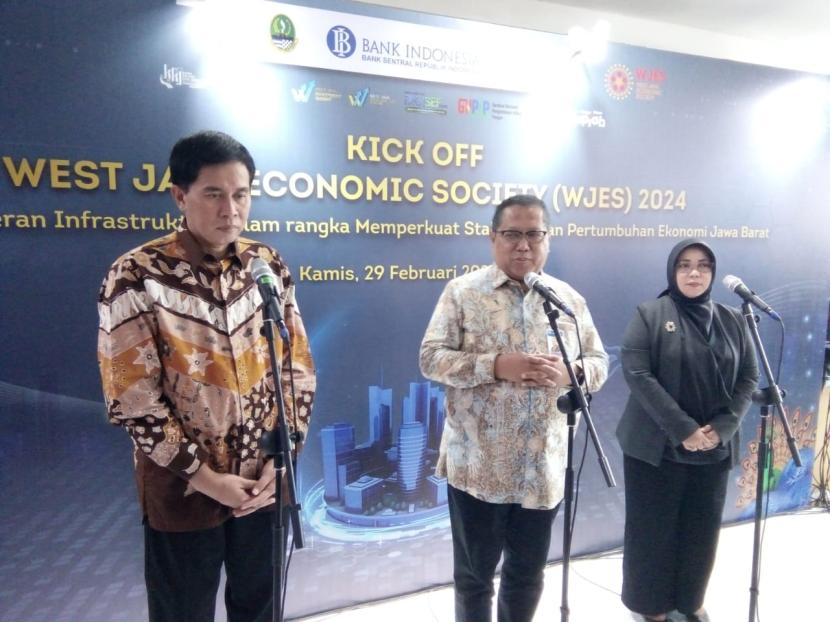 Penjabat (Pj) Sekretaris Daerah Provinsi Jabar Taufiq Budi Santoso (kiri) di acara Kick Off WJES 2024