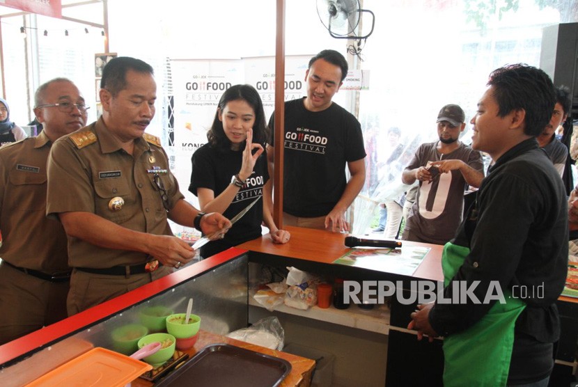 Penjabat (Pj) Wali kota Bekasi, Ruddy Ganda Kusumah dan jajaran dalam acara pembukaan Festival Go Food di Grand Galaxi City, Bekasi, Senen (2/4). 