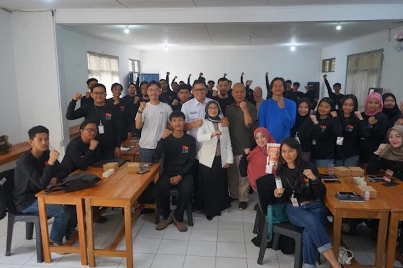 Penjabat (Pj) Wali Kota Sukabumi Kusmana Hartadji berfoto bersama para peserta pelatihan vokasi kelas barista di Rumah Kreatif Milenial, Kota Sukabumi, Jawa Barat, Selasa (12/12/2023). 