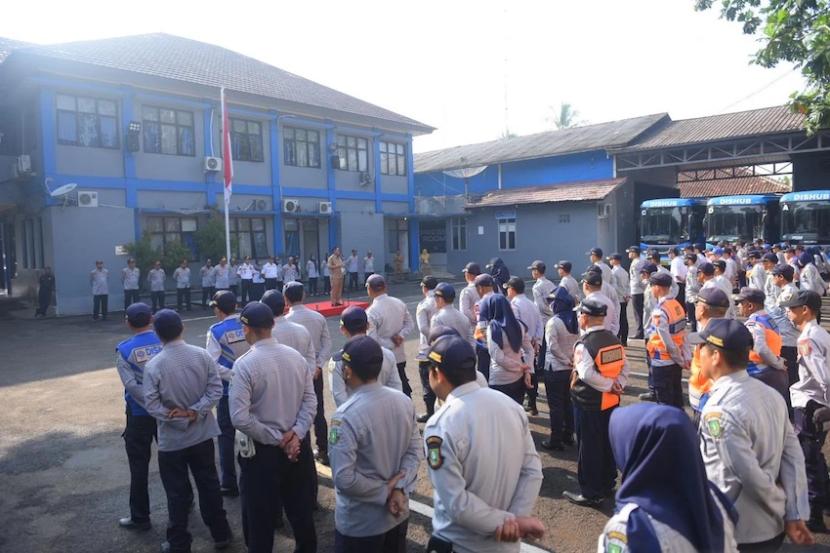 Penjabat (Pj) Wali Kota Sukabumi Kusmana Hartadji memimpin apel pagi di Dinas Perhubungan Kota Sukabumi, Jawa Barat, Senin (23/10/2023).