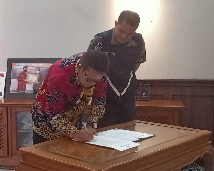 Penjabat (Pj) Wali Kota Sukabumi Kusmana Hartadji menandatangani rekomendasi UMK 2024 Kota Sukabumi berdasarkan hasil kesepakatan Dewan Pengupahan Kota di Balai Kota Sukabumi, Kamis (23/11/2023).