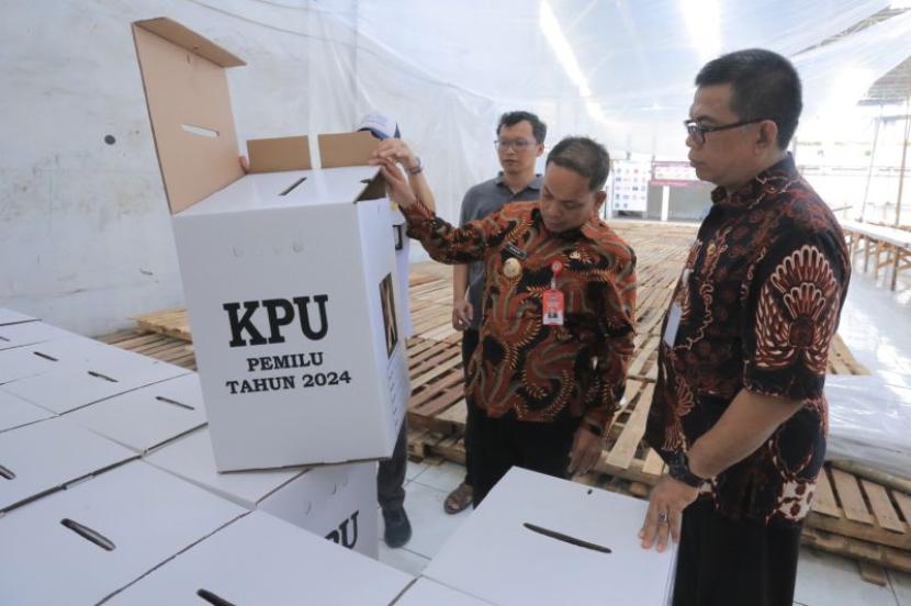 Penjabat (Pj) Wali Kota Tangerang Nurdin saat melihat kotak suara yang merupakan logsitik Pemilu di salah satu gudang logistik Pemilu di wilayah Benda. 
