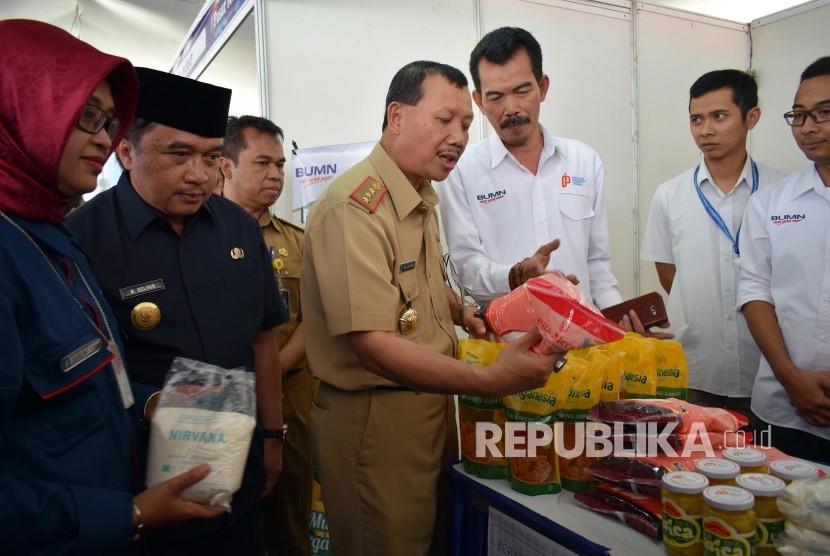 Penjabat Sementara Wali Kota Bandung, Muhamad Solihin (berpeci) dan Sekda Jabar Iwa Karniwa (keempat kanan) meninjau produk yang dijual di Pasar Murah 2018, di Halaman Parkir Stasiun KA Kiaracondong, Kota Bandung, Senin (4/6). 