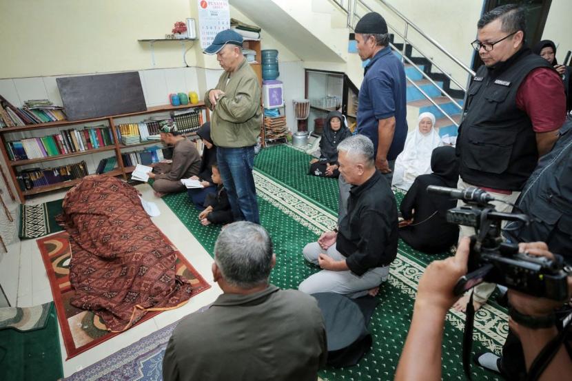 Penjabat Wali Kota Bandung, Bambang Tirtoyuliono mengucapkan bela sungkawa ke rumah duka.