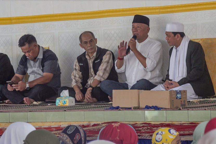 Penjabat Wali Kota Bandung, Bambang Tirtoyuliono saat bertakziah ke Ponpes Nurul Huda Ciumbuleuit 