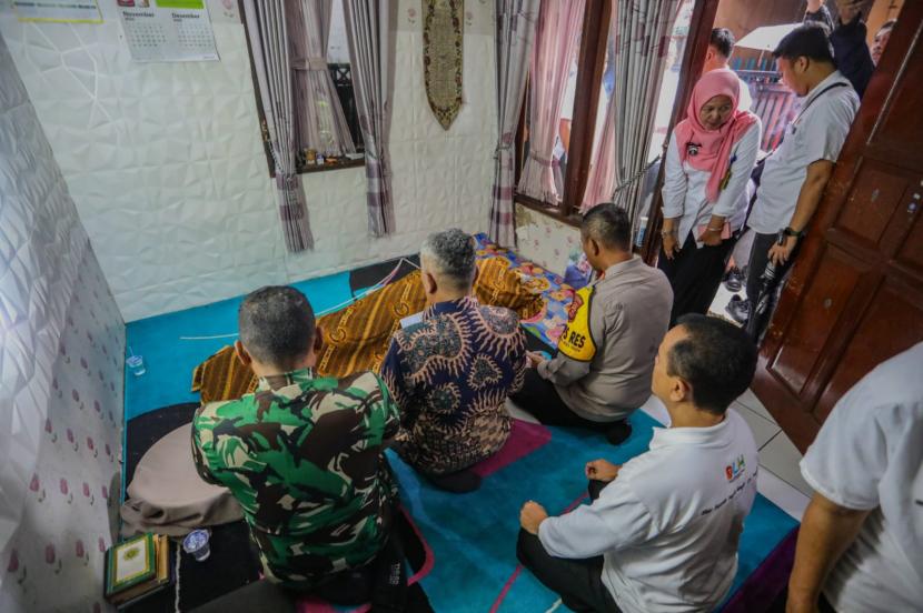 Penjabat Wali Kota Bandung Bambang Tirtoyuliono takziah ke anggota KPPS yang meninggal dunia di Jalan Kawaluyaan, Kecamatan Buahbatu, Kota Bandung, Rabu (21/2/2024).